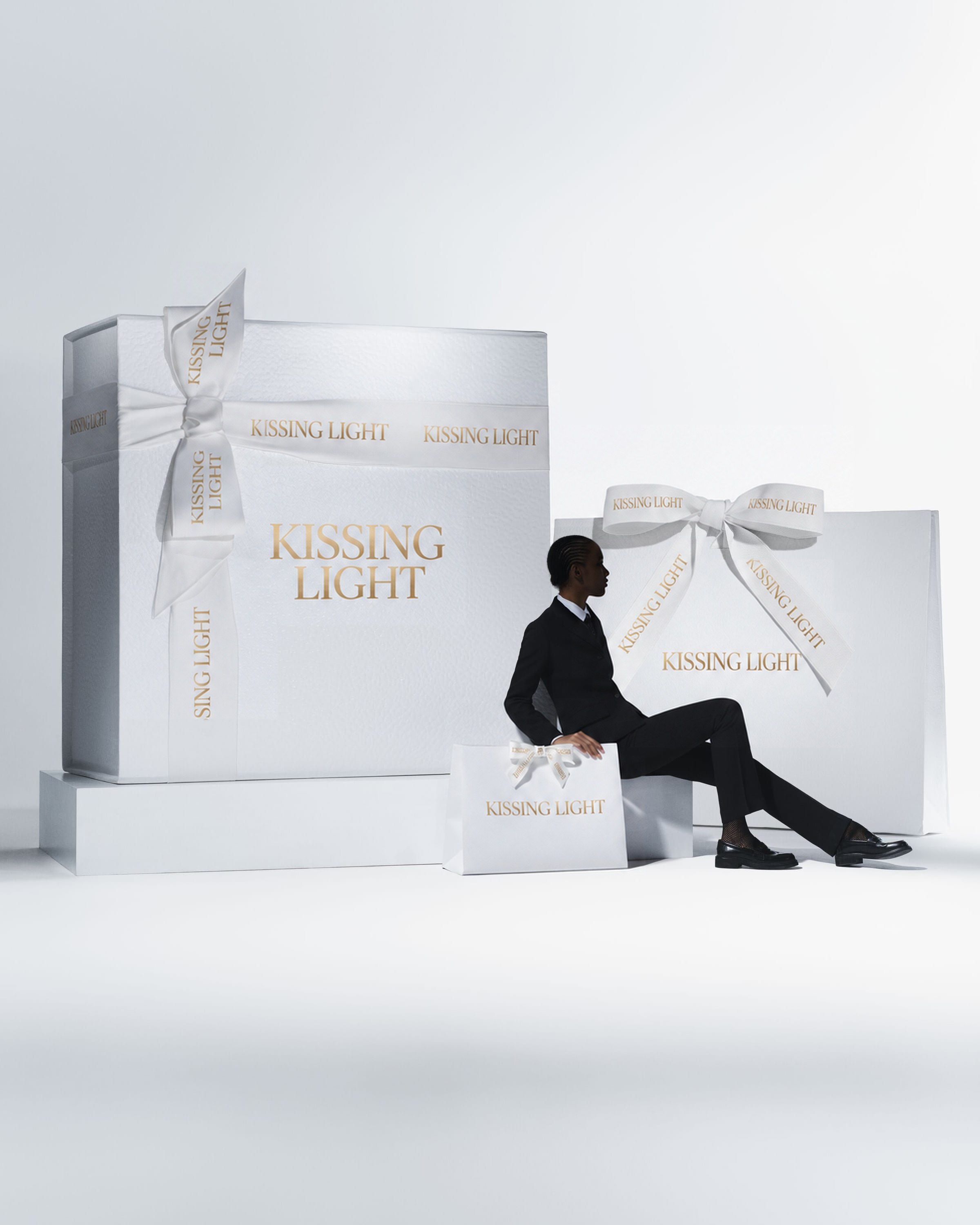 Kissing Light couture gift presentation